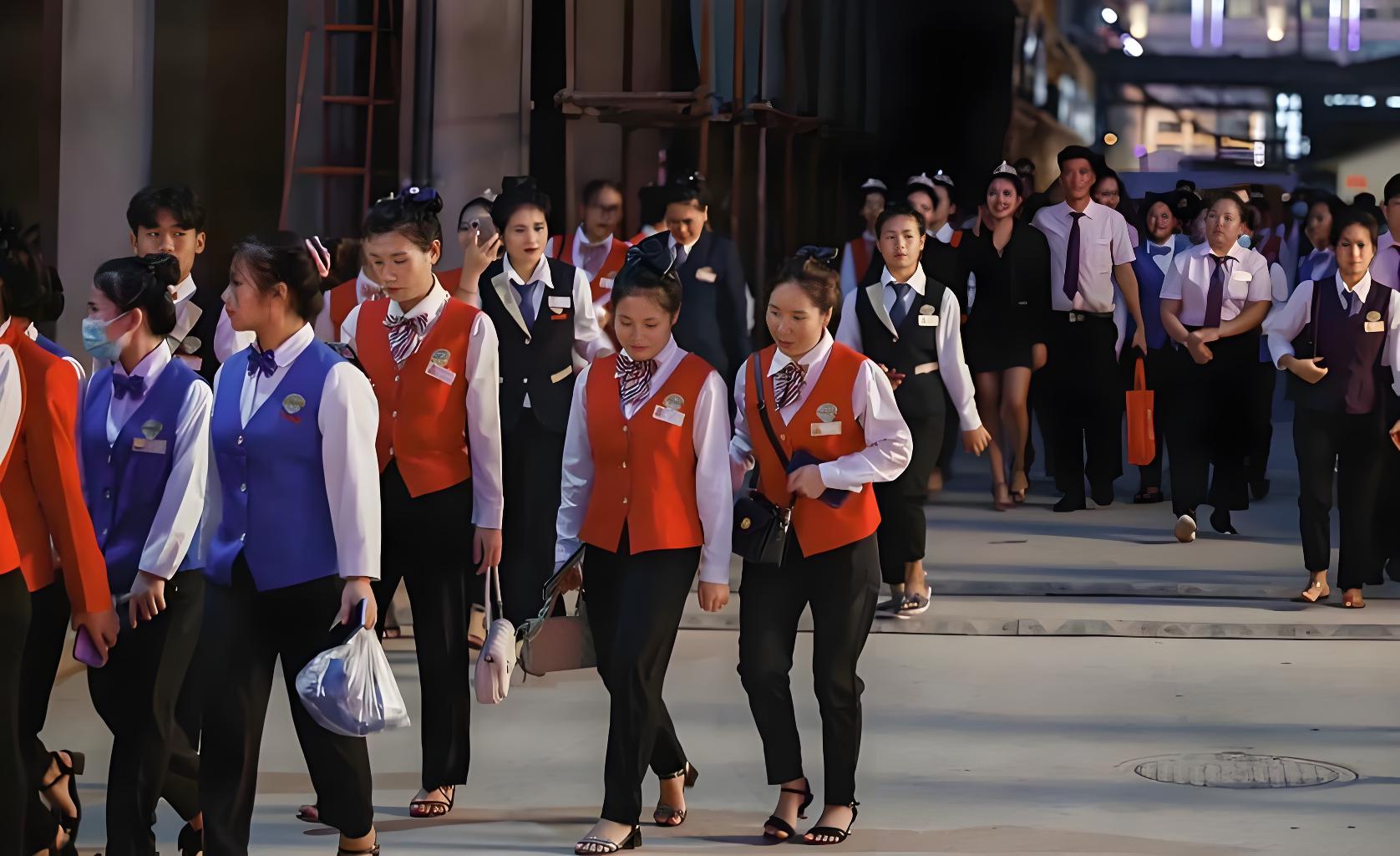 佩戴耳麦的客服团队场景示意